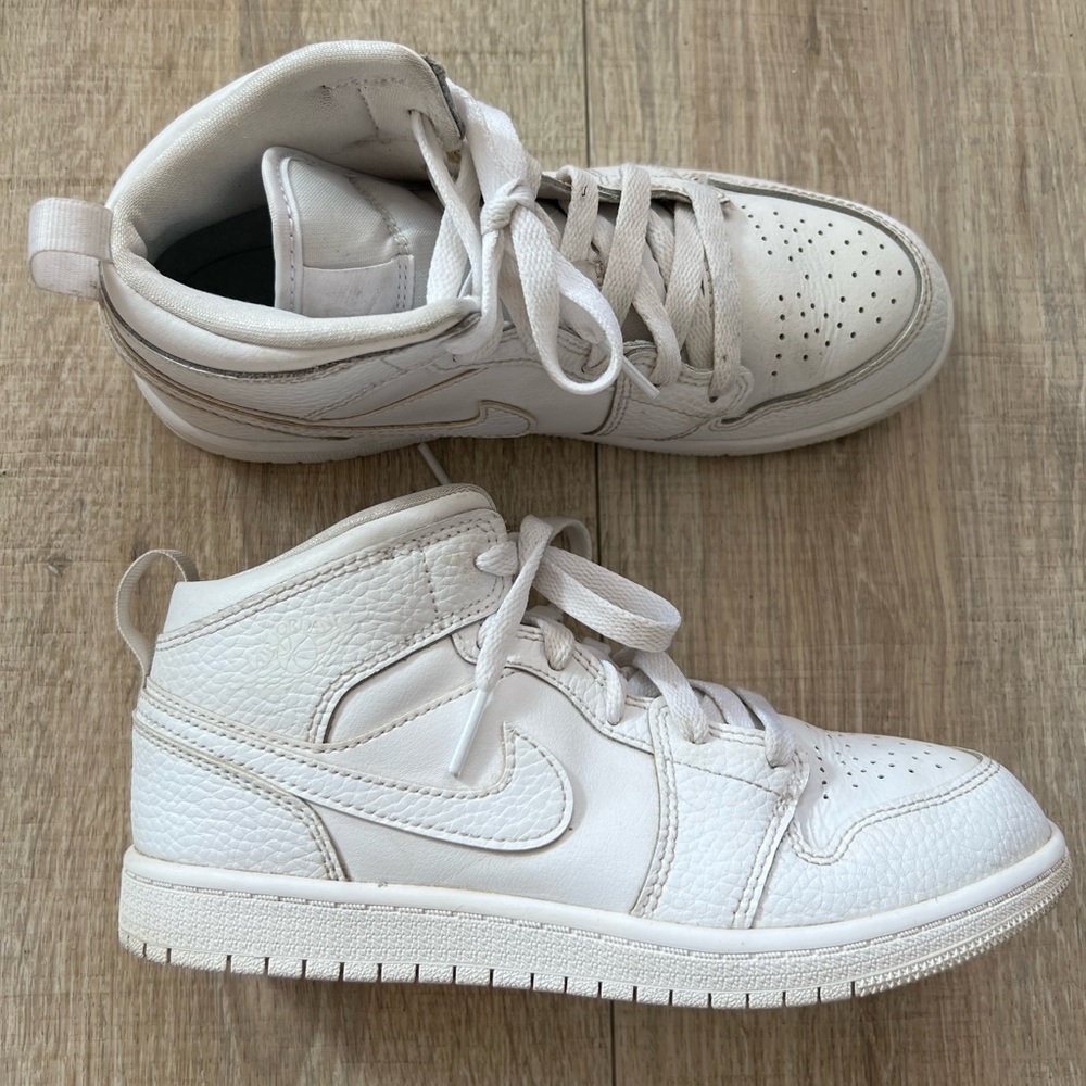 Boys Nike Jordan 1 Mid White sneaker Size 3Y